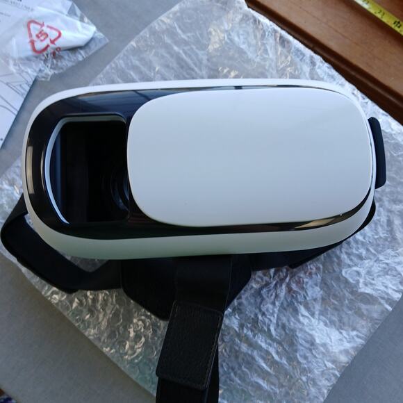 iLive Virtual Reality Glasses IVR37W for most smartphones 3.5"-6" screens - Picture 10 of 11